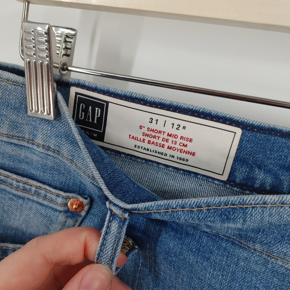 Gap 5" Short Mid Rise - Picture 2 of 4